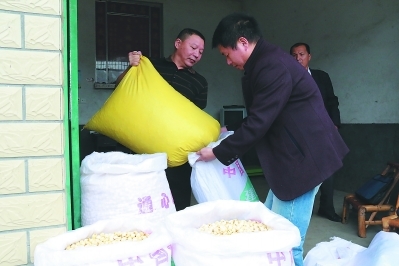 產業帶動,形成扶貧合力(組圖)